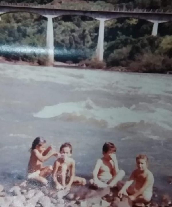 Kika, eu, e nossos primos Marcelo e Michele no Rio das Antas. Anos 80.